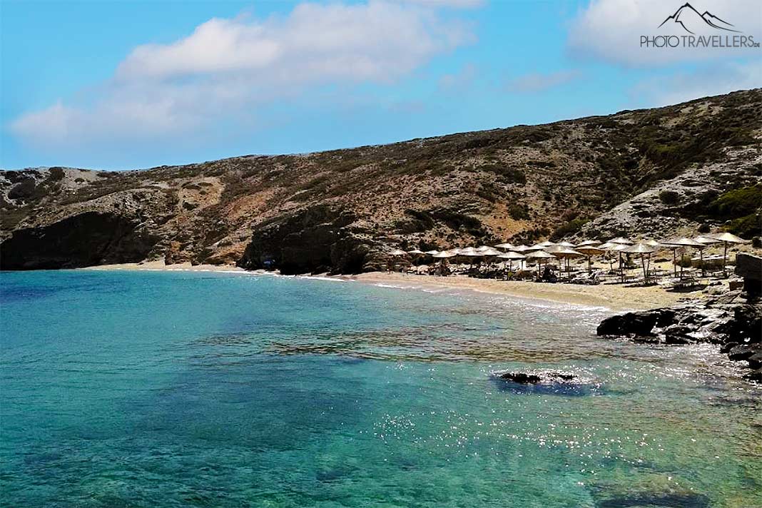 Sonnenschirme stehen aufgereiht am kleinen Sandstrand von Gramvoussa