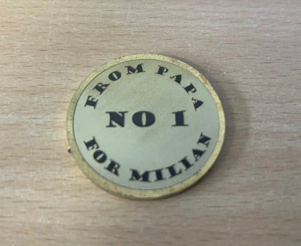 dunkle Gravur auf einer vertieften Gravur einer Münze dunkle Gravur auf einer vertieften Gravur einer Münze