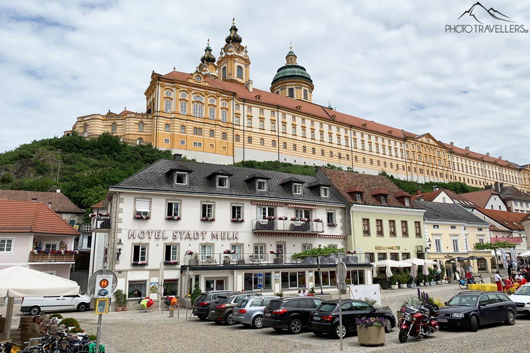 Das gelb gestrichene Stift Melk thront hoch über der Stadt Melk