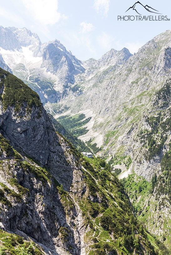 Der Blick vom Hupfleitenjochsteig ins Höllental auf die Knappenhäuser und auf die Zugspitze