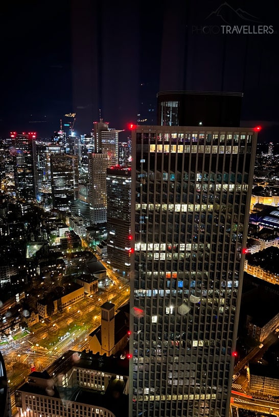Der Blick über die Frankfurter Skyline bei Nacht