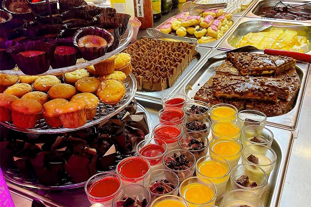 Nachtisch-Buffet mit bunten Muffins, Kuchen und Cremes im Royal Dragon Paris