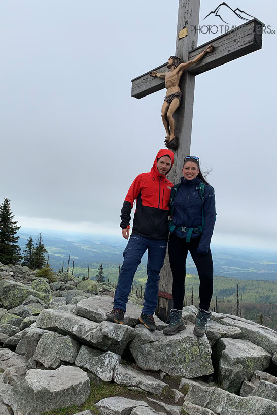 Die Reiseblogger Florian Westermann und Biggi Bauer am Gipfelkreuz des Lusen im Bayerischen Wald