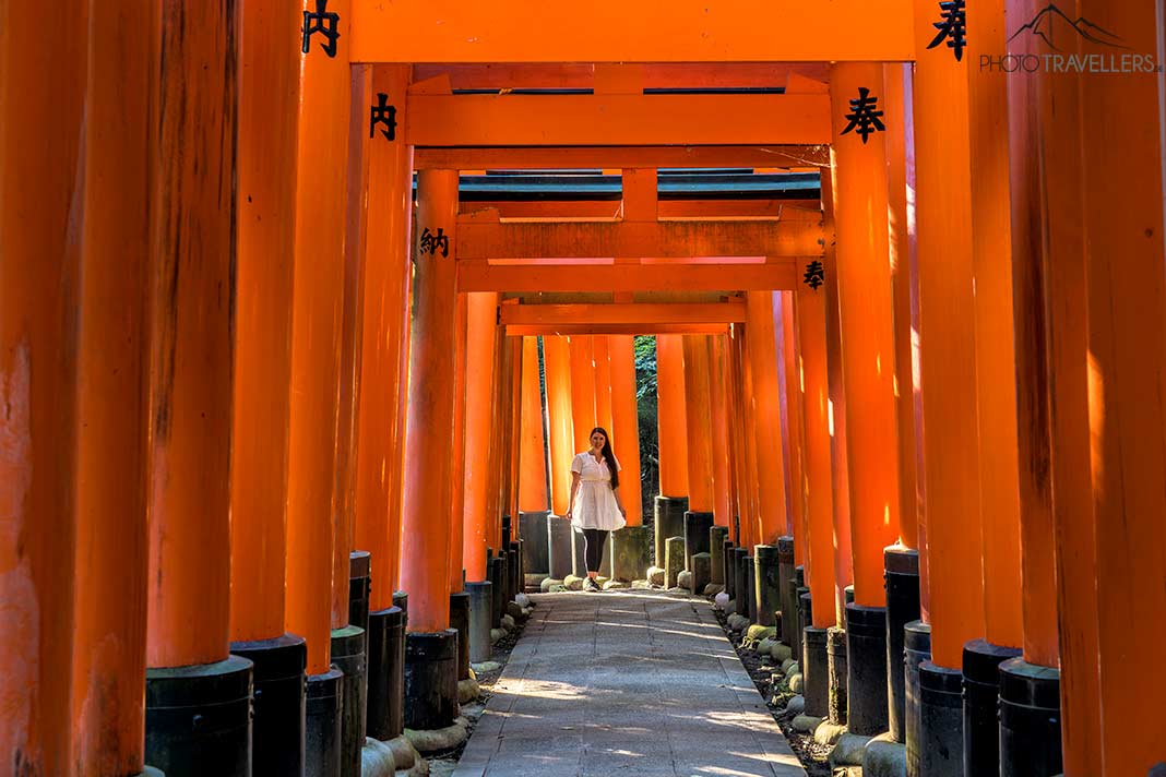 Reisebloggerin Biggi Bauer zwischen den roten Toren des Shintō-Schreins Fushimi Inari-Taisha in Kyoto