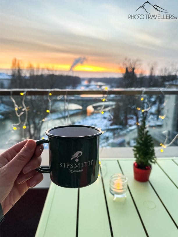 Blick von der Dachterrasse der Frau im Mond Bar in München auf die Isar mit Glühwein
