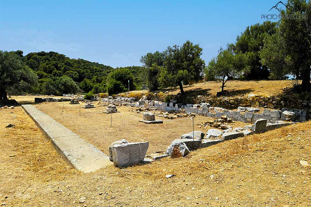 Bäume umrahmen die antiken Steinruinen des Poseidon-Tempels