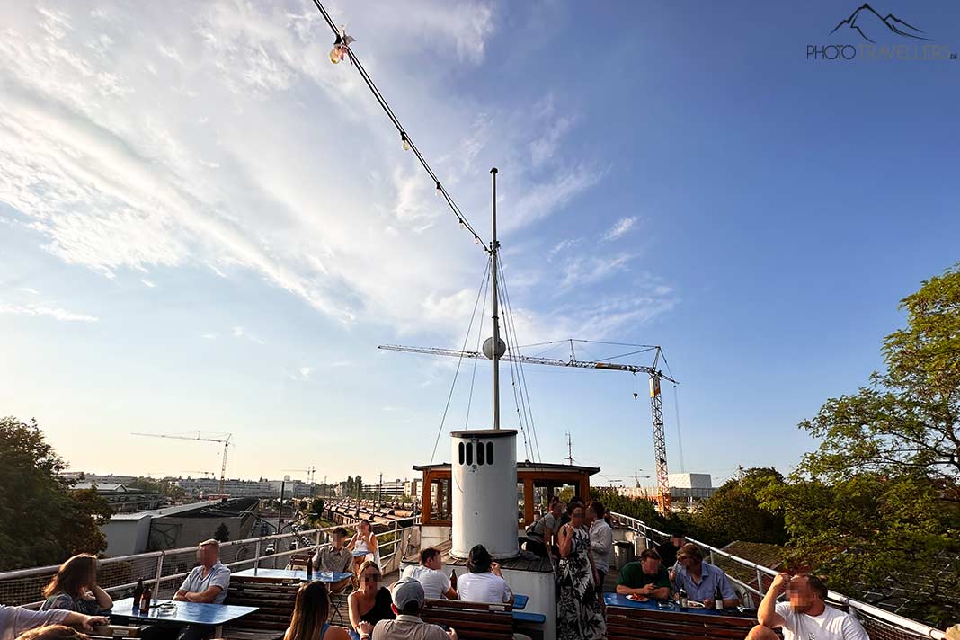 Besucher an Tischen auf dem Oberdeck der Alten Utting in München