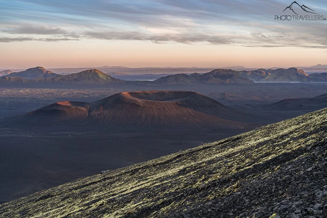Der Blick vom Berg Hnausar in Island auf zwei Krater im Morgenlicht