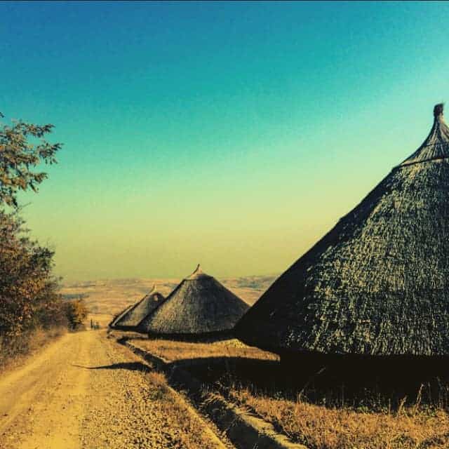 Excursie de Relaxare în Familie Ferma Dacilor case traditionale Excursie de Relaxare în Familie Ferma Dacilor case traditionale