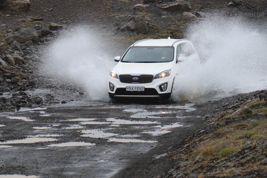 Ein weißes Mietauto mit Allrad auf der F 35 auf Island