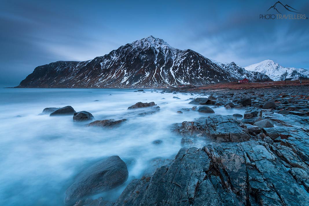 Langzeitbelichtung mit dem ND Filter an einem Ufer auf den Lofoten