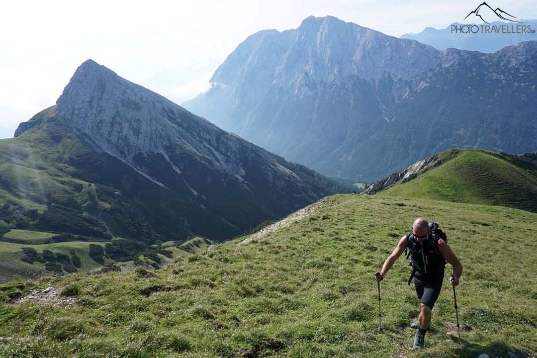 Mein Bergkumpel Maik, der sich den Grashang zum Hochwanner raufkämpft, dahinter der Predigtstein