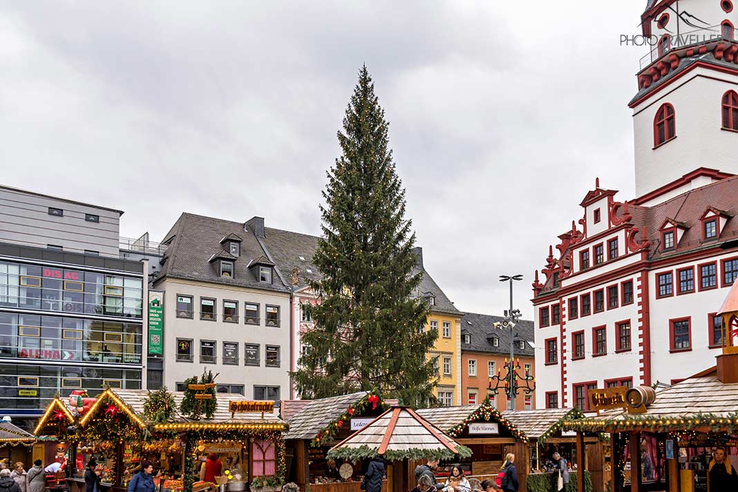 Stände unter dem Tannenbaum auf dem Weihnachtsmarkt in Chemnitz