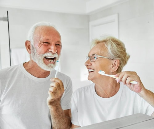 ¿Son los implantes dentales mejores que las dentaduras regulares Mini Implantes en Wilkes-Barre, PA