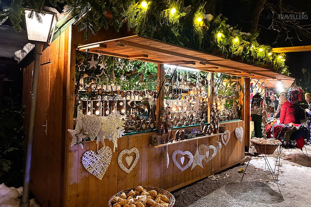 Eine schöne Hütte auf dem Weihnachtsmarkt am Chinesischen Turm