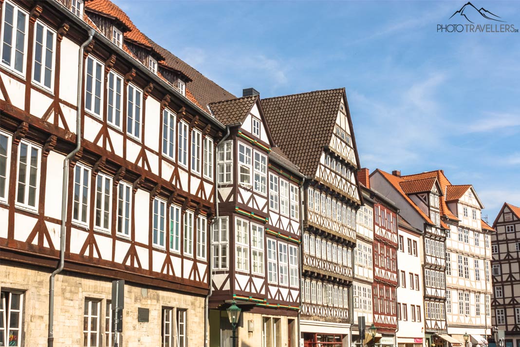 Blick auf eine Fachwerkhäuser-Reihe in Hannovers Altstadt