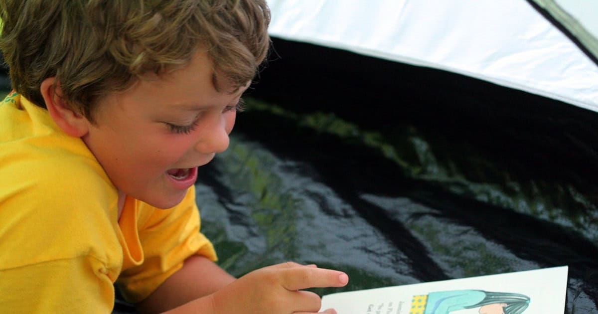 Niños trabajan con materiales del programa Aprendo Leyendo en un aula de Chaco