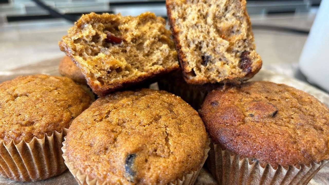 Muffins Coco‑Sarrasin Sans Gluten : Moelleux, Sains et Gourmands Muffins coco‑sarrasin sans gluten, moelleux et dorés, présentés sur une assiette avec quelques pépites de chocolat.
