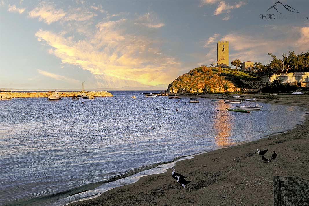 Der Turm am Strand von Nea Fokea in der Abendsonne