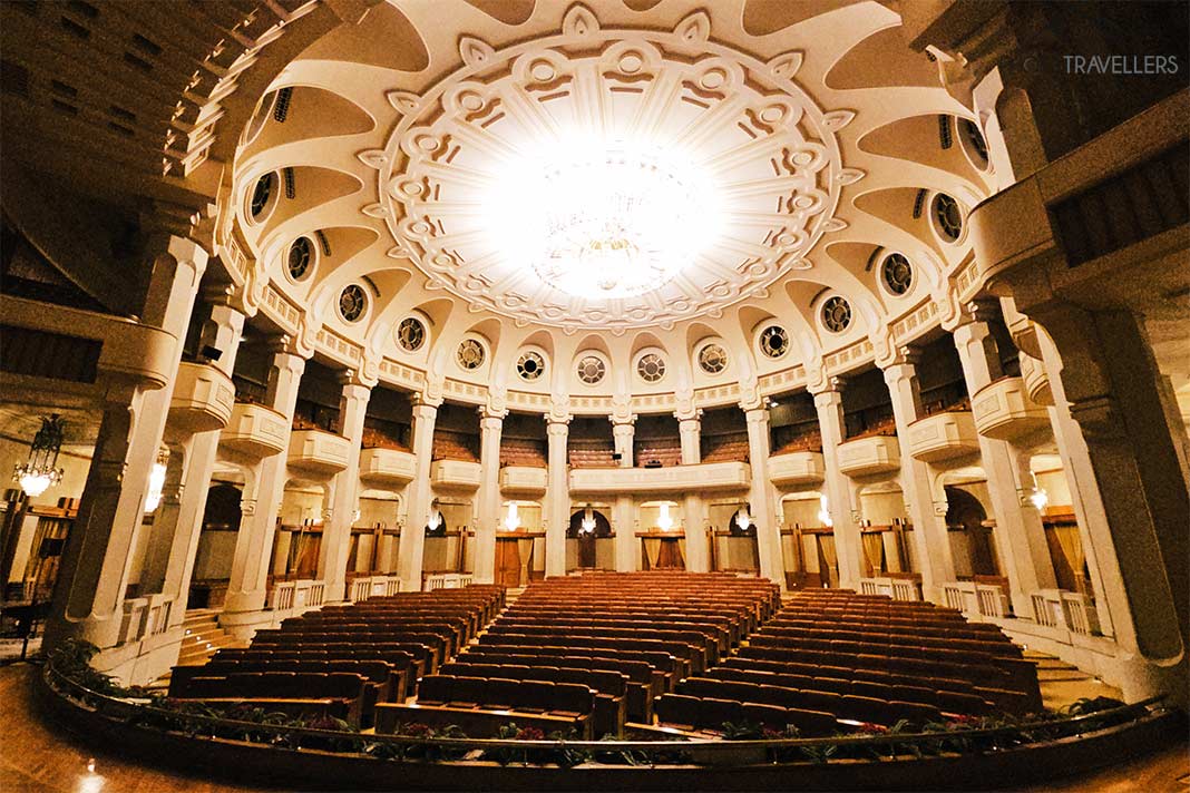 Ein Theatersaal mit großer Kuppel und Marmorsäulen mit vielen Sitzreihen