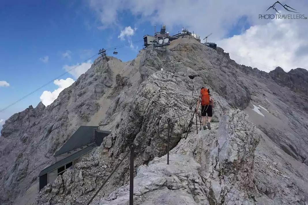 Reisebloggerin Biggi Bauer wandert auf dem seilversicherten Grat in Richtung Zugspitze