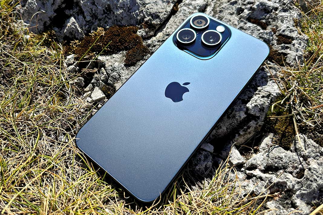 Das iPhone 15 Pro Max in blau