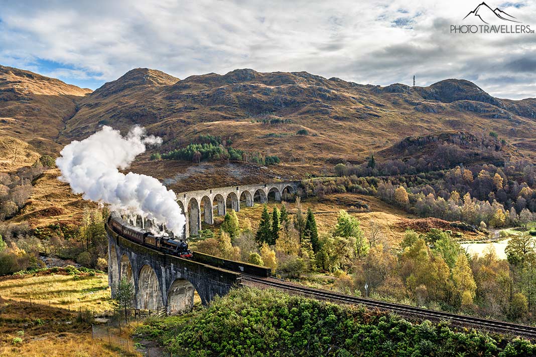 Der Jacobite Steam Train auf dem bekannten Glenfinnan-Viadukt