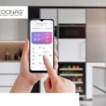 Aplicación móvil controlando sensores y electrodomésticos en una cocina moderna