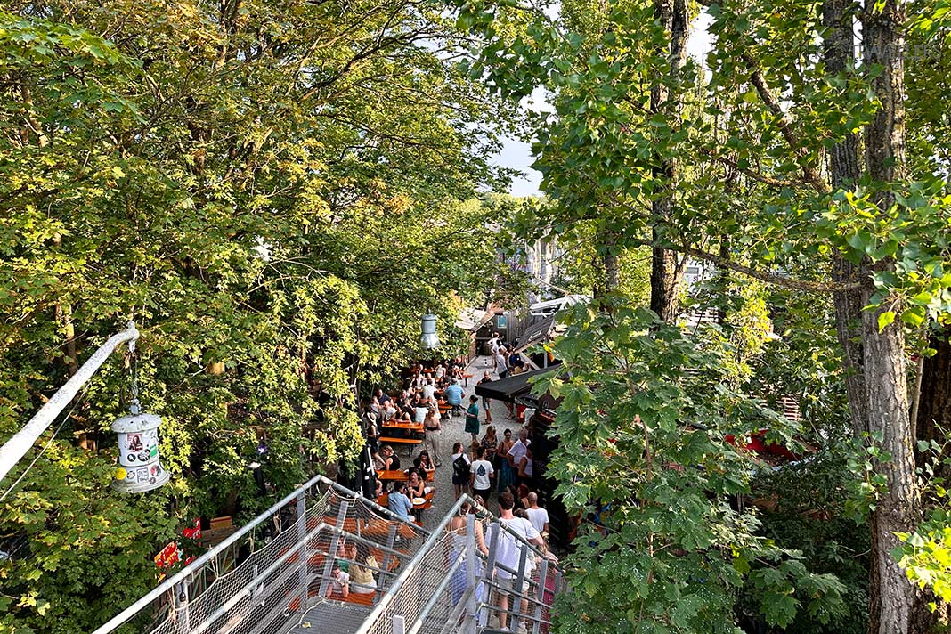 Der Blick von oben auf den schönen Biergarten der Alten Utting