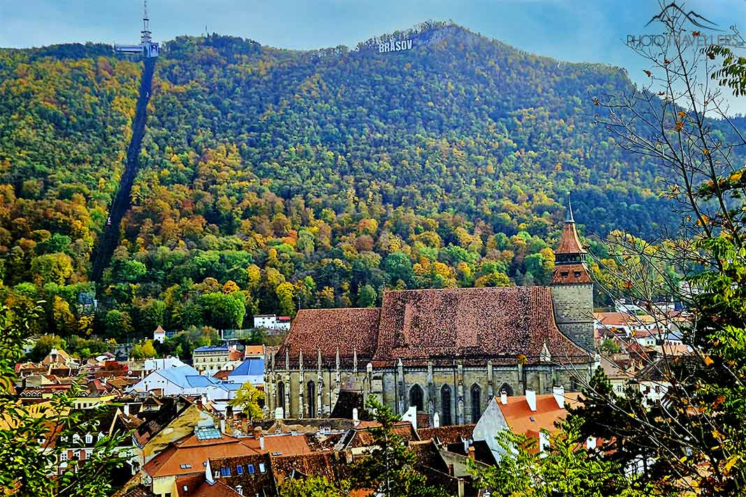 Die Schwarze Kirche überragt die historischen Häuser der Altstadt