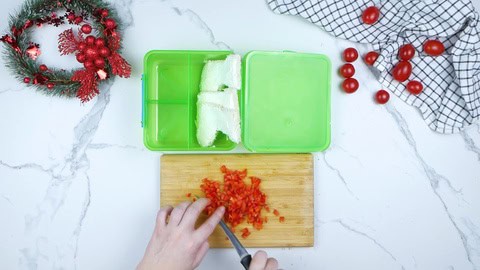 Paprika würfeln für Nikolaus Stiefel in der Kinder Lunchbox