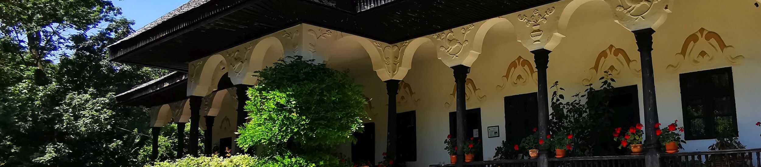 Conacul Bellu, Urlați - exterior