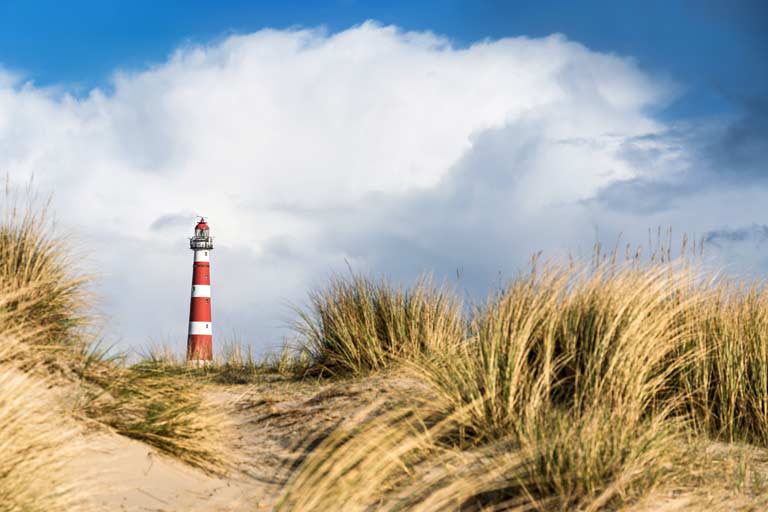 startseite-niederlande-sehenswuerdigkeiten Leuchtturm zwischen Dünen, Niederlande