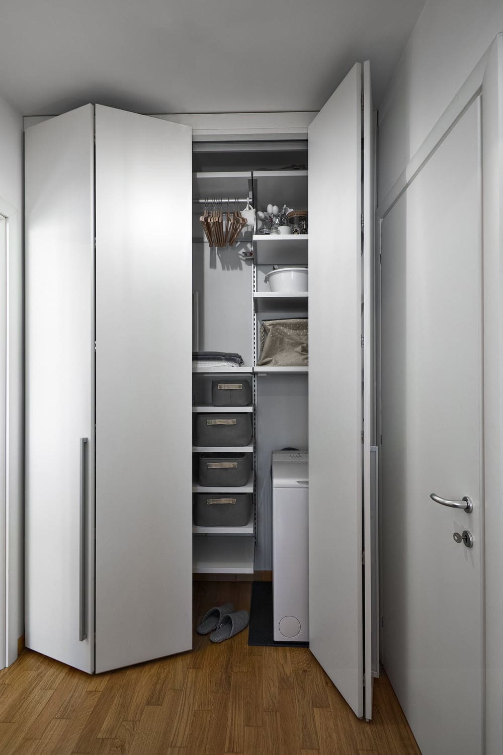 interior-view-of-of-a-catchall-with-a-white-close-2023-11-27-05-07-25-utc (1)