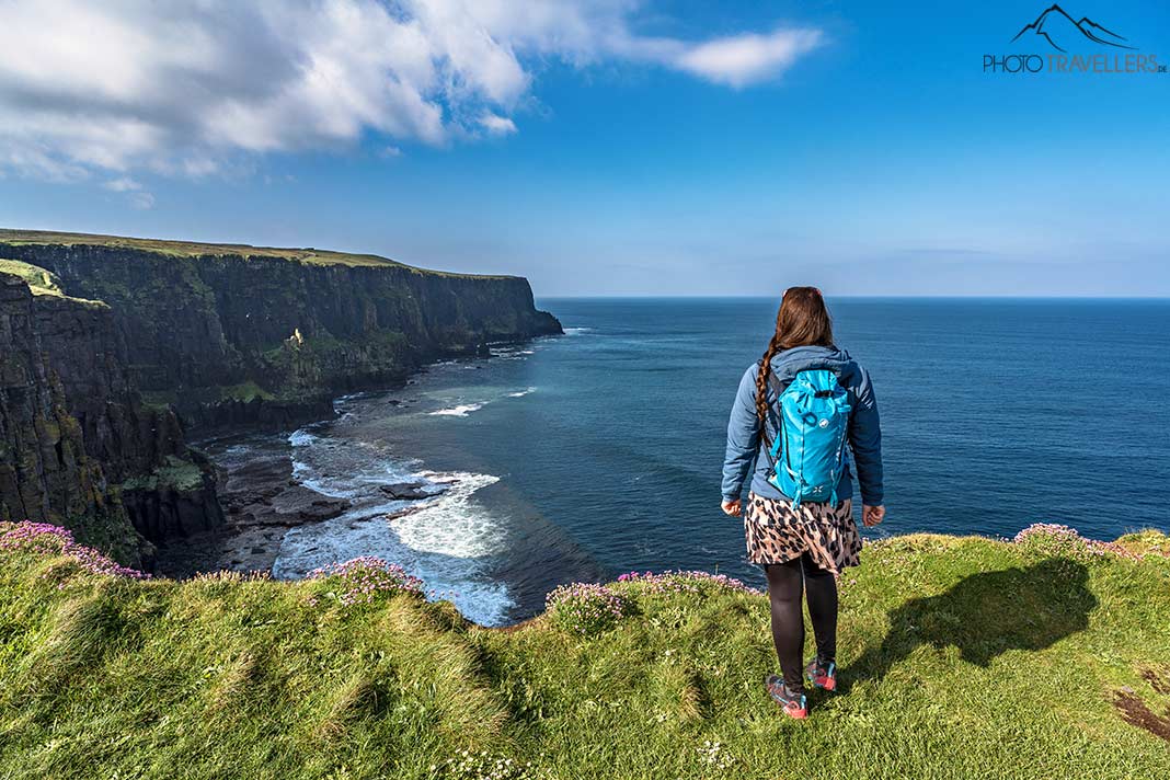 Reisebloggerin Biggi Bauer auf dem Cliffs of Moher Walking Trail mit Blick auf die Steilklippen