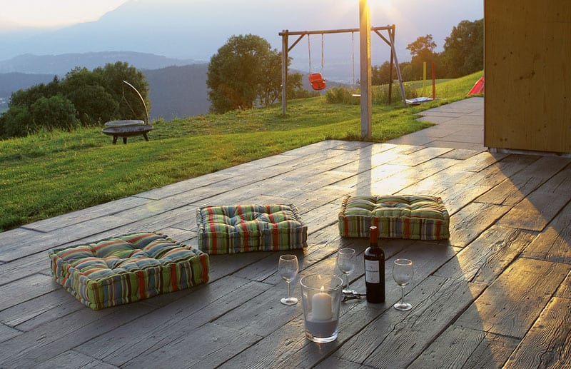 Holzterrasse aus Betonsteinen