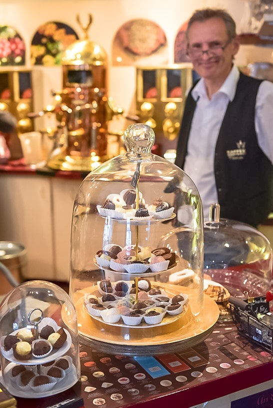 Pralinen in der Kafferösterei Kirmse in Zwiesel, dahinter der Chef Jens Kirmse
