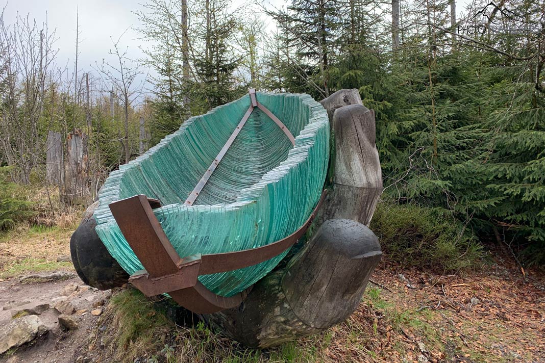 Die Glasarche im Bayerischen Wald, eine Skulptur eines Bootes aus Glas