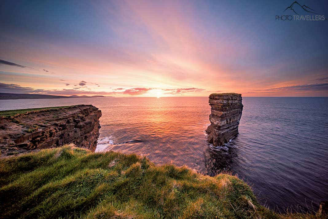 Die Felsnadel „Dún Briste“ bei der Landzunge Downpatrick Head in Irland im Abendlicht