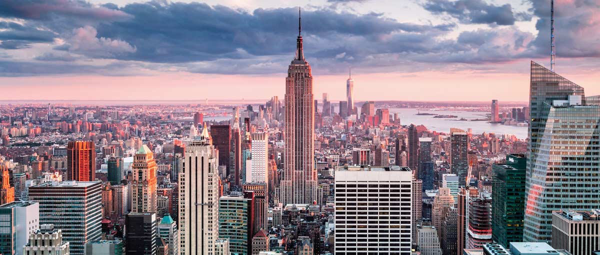 startseite-new-york-sehenswuerdigkeiten Der Blick über New York mit dem Empire State Building in der Mitte