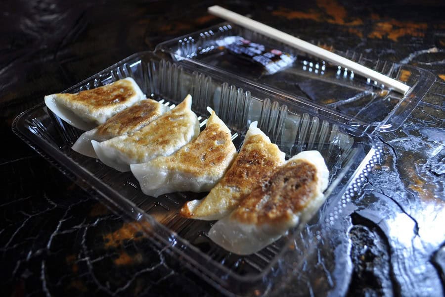 【鬼がらし岩沼店】お持ち帰り餃子(6個・タレ付き) 350円(税込)