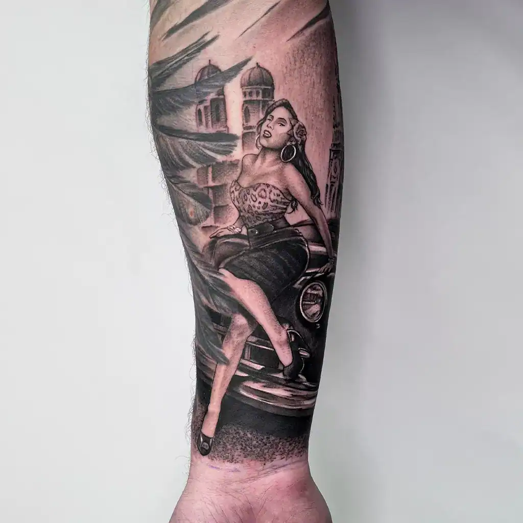 Perica Tätowierer Pin-up auf der Motorhaube Tattoo - München