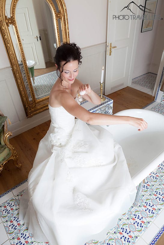 Ein Porträt einer jungen Braut im weißen Kleid kurz vor der Hochzeit