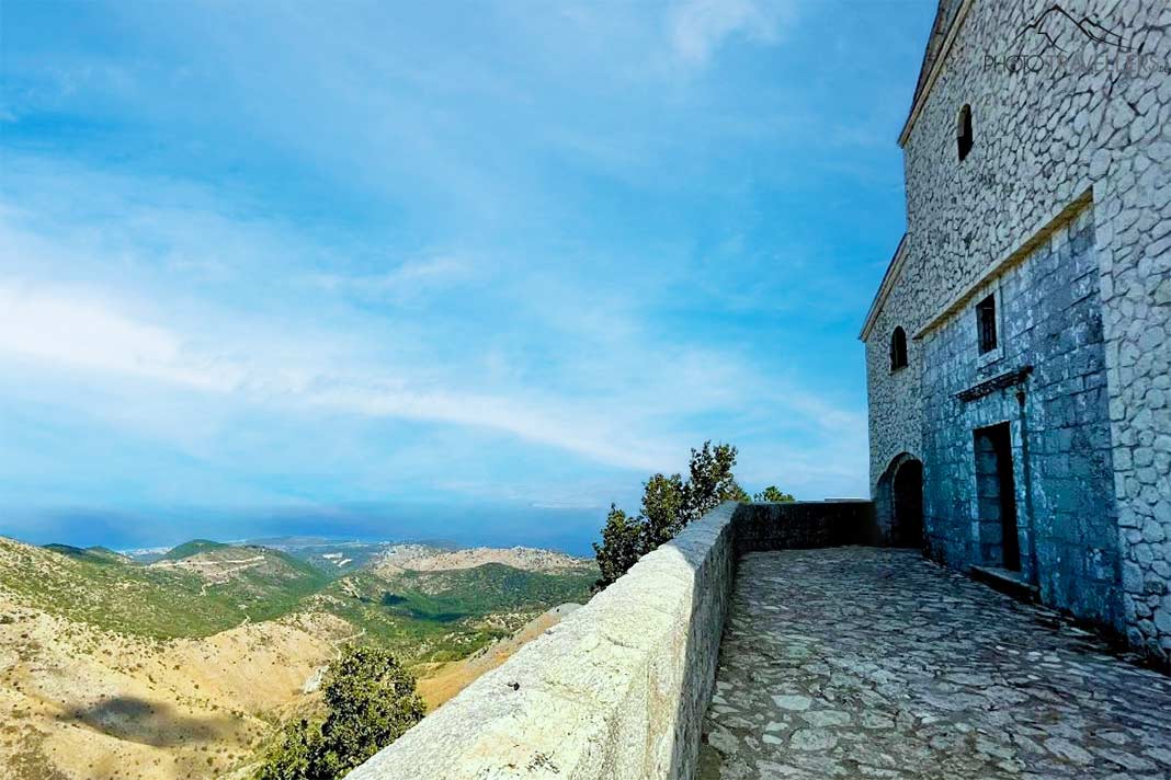 Das steinernen Kloster Pantokrator mit Blick auf das Meer und das Hinterland
