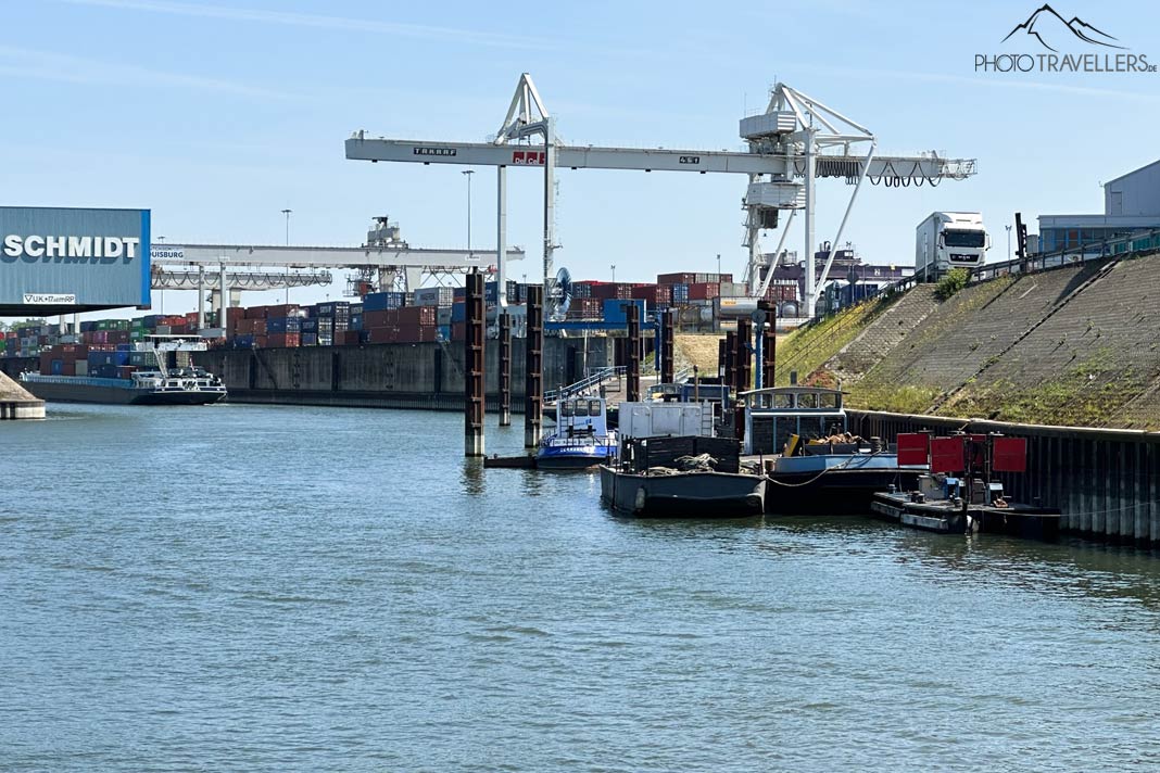 Ein Kran im Duisburger Hafen