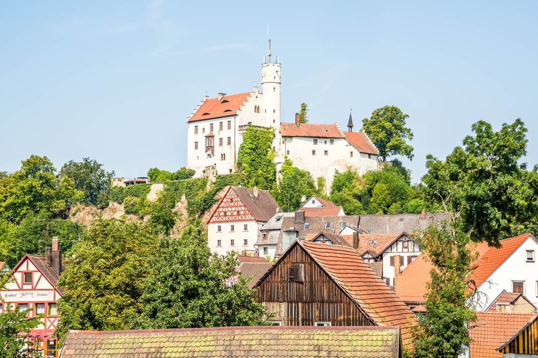 Die Burg Gößweinstein über dem Kurort Gößweinstein