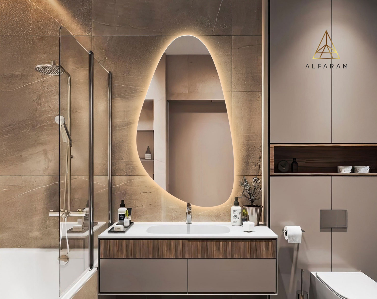 Unregelmäßig geformter Spiegel im Badezimmer