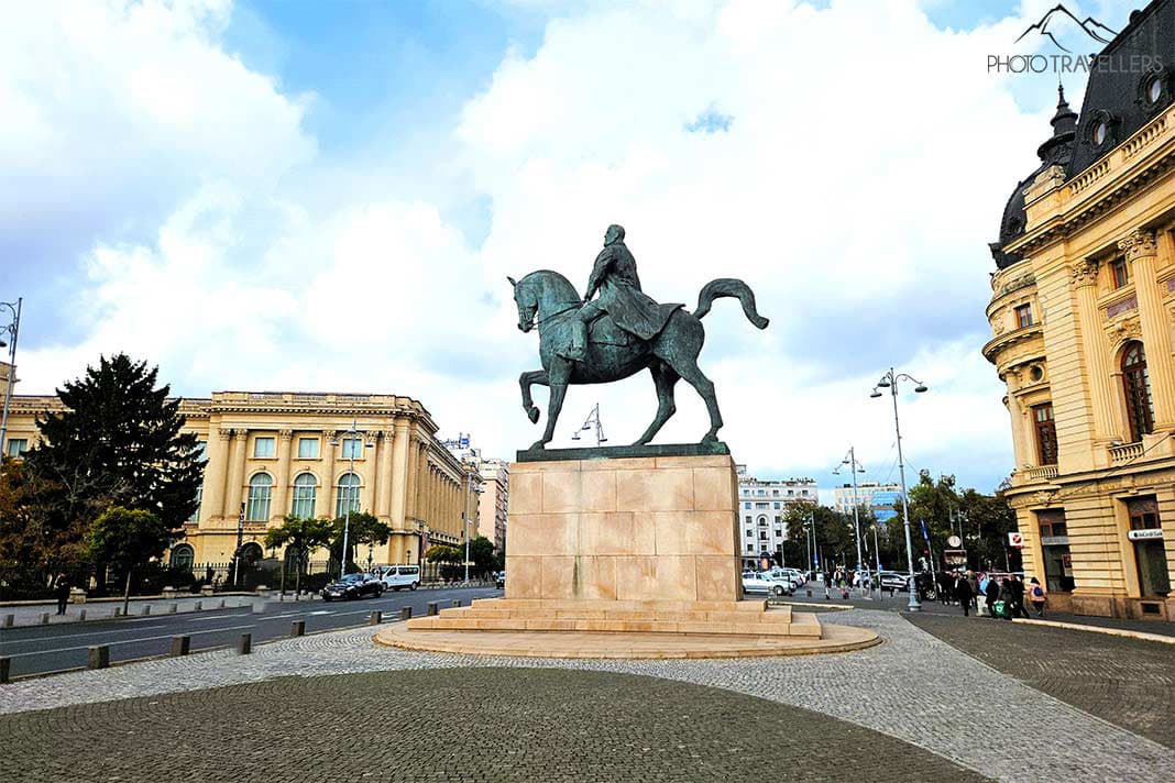 Das Reiterdenkmal steht auf einem Sockel an der Straße der Unabhängigkeit