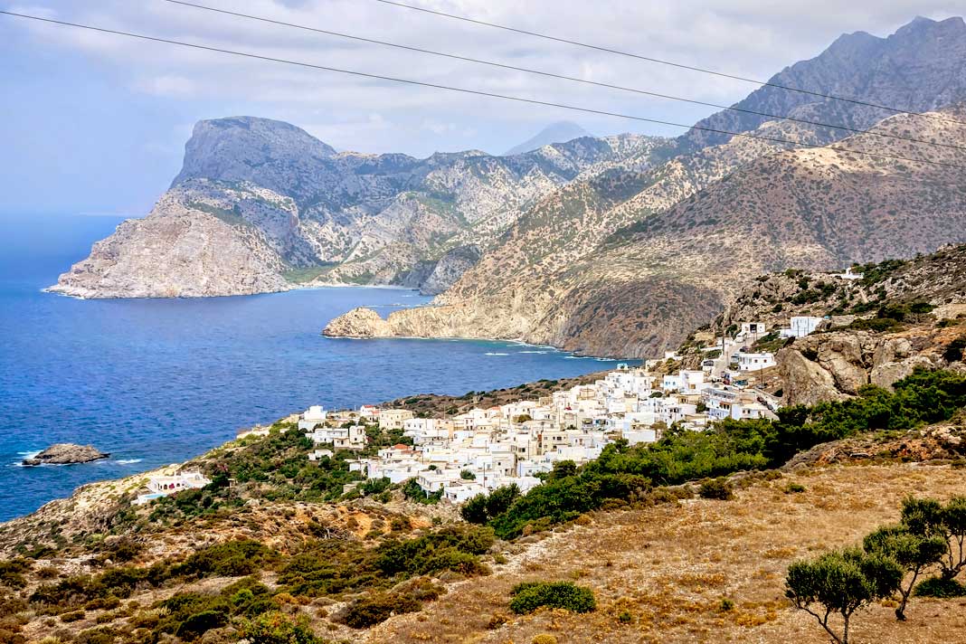 Der Blick aus der Ferne auf das Bergdorf Mesochori auf Karpathos