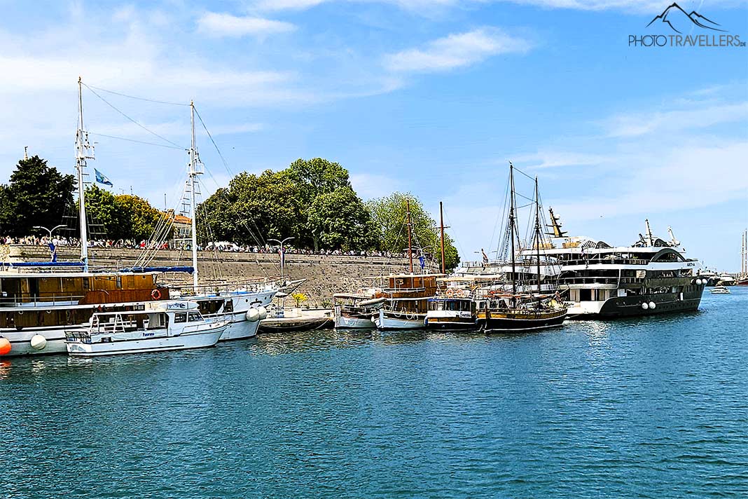 Schiffe und Boote ankern unterhalb der Stadtmauer von Zadar